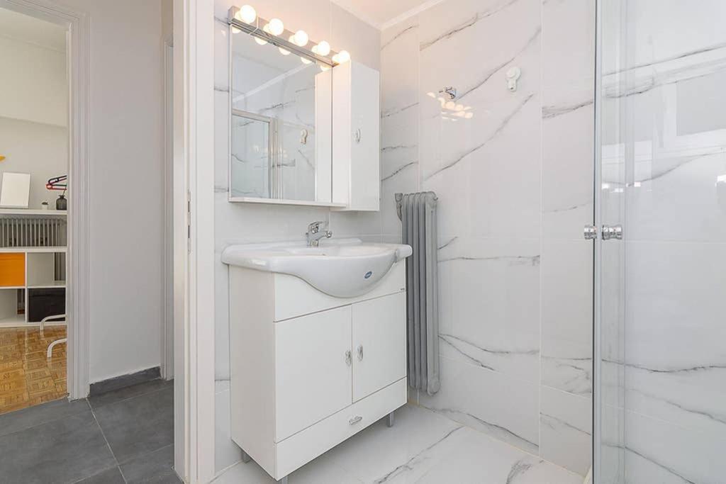 Brand New Stylish 2 Bedroom Apartment เอเธนส์ ภายนอก รูปภาพ